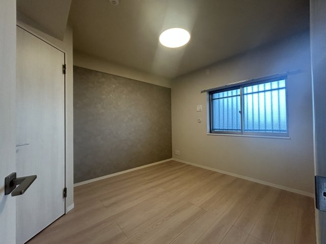 ゼファー中十条アクタージュの洋室|穏やかな風と陽光を導き、プライバシーに配慮された設計プランを採用し、居住性を一段と心地よいものにしています。明るく開放的な空間を演出しております。