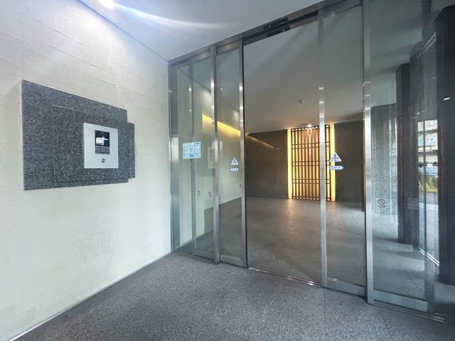 ゼファー中十条アクタージュのエントランス|オートロックは現代社会の必需品ですね。
来訪者をエントランスの時点で確認できますので、迷惑な勧誘、セールスなどひるむことなくお断りできます。