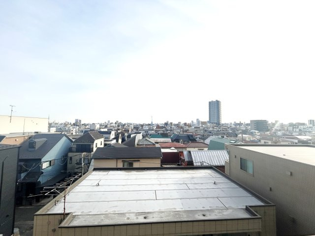 ゼファー中十条アクタージュの展望|～Balcony～
お洗濯物が思いっきり干せる陽あたり良好の奥行きのある真南に面したワイドバルコニー。前面に建物もないので風通し、眺望も抜群です。