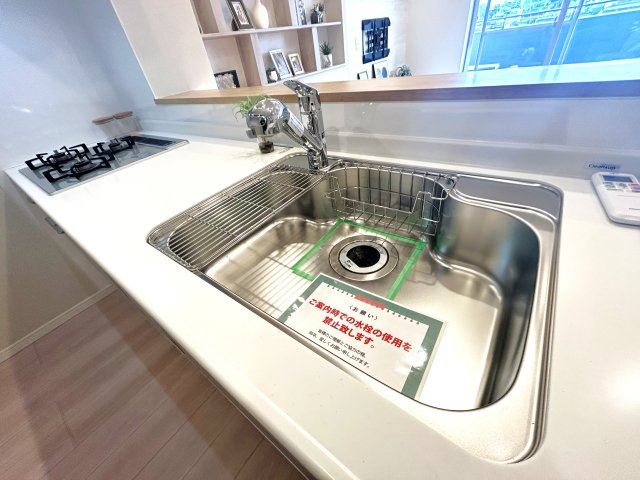 ゼファー中十条アクタージュのキッチン|キッチンのシンクには、生ごみを粉砕してそのまま流せる”ディスポーザー”がございます。
お部屋の中に生ごみを留めておく必要がない為、清潔な空間を保てます。