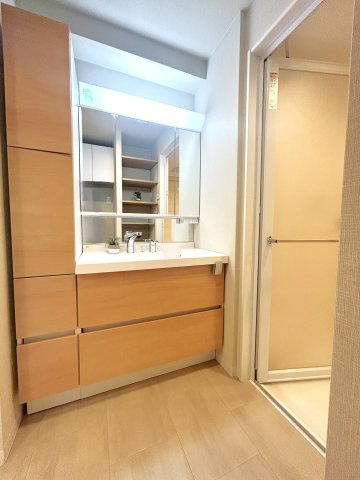 ゼファー中十条アクタージュの独立洗面台|～Powder room～
横幅のある広々とした洗面化粧台を採用し、キャビネット収納はぎっしり色々な物を収納でき下部収納もございます。