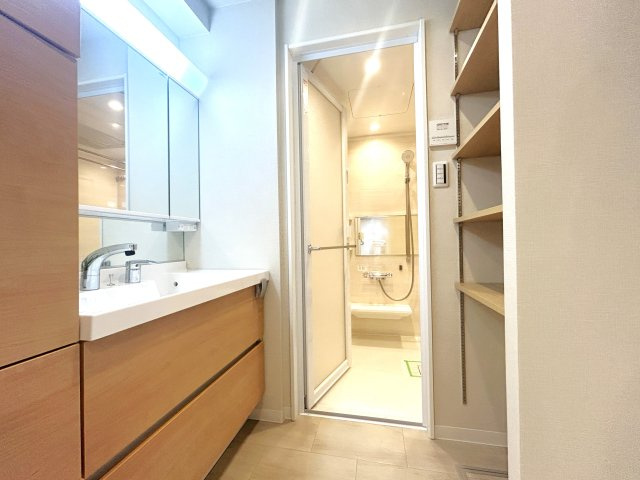 ゼファー中十条アクタージュの独立洗面台|一日の始まりと終わりを心地よく演出してくれる、多彩な機能が備えられたパウダールーム。心地よいリフレッシュ空間です。大きく見やすい三面鏡で清潔感ある洗面台は、身だしなみチェックや肌のお手入れに。