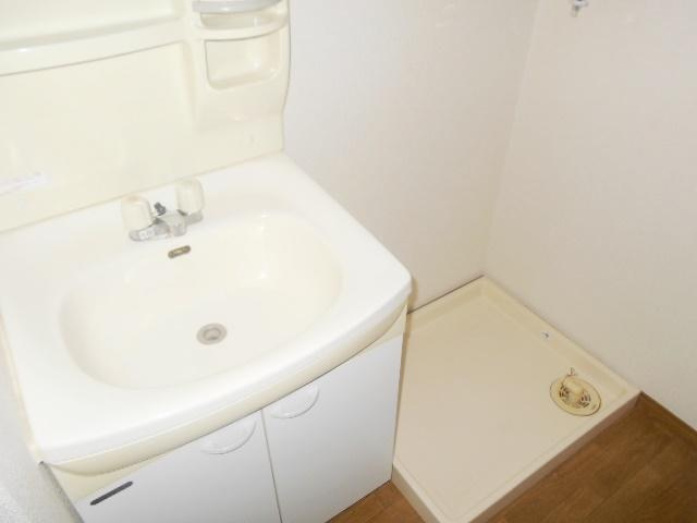 シェ　アザレの独立洗面台|独立洗面台、小物を置くことができて便利です