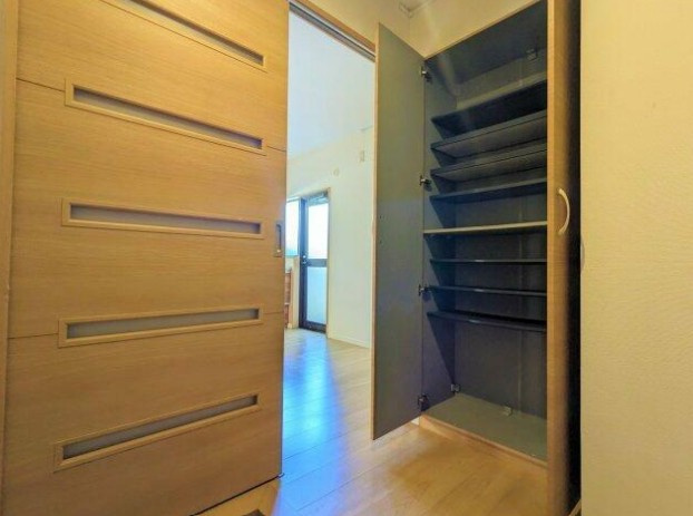 エマーレ国立の玄関