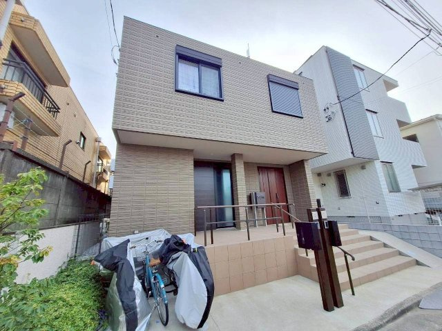 高円寺南３丁目メゾンのエントランス|向かって左側が玄関です