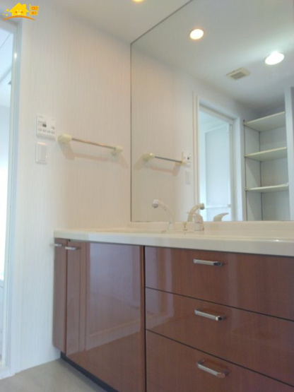 【独立洗面台】 | サーパス新井町 | 朝の支度にも助かる、独立の洗髪洗面化粧台