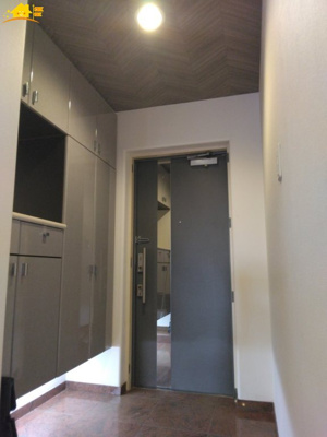 【玄関】 | サーパス新井町 | 内側から見た玄関はとても開放感があり、気持ちよくお出かけができます。
収納もしっかりあるので家族の靴をきちんと片づけておけます。