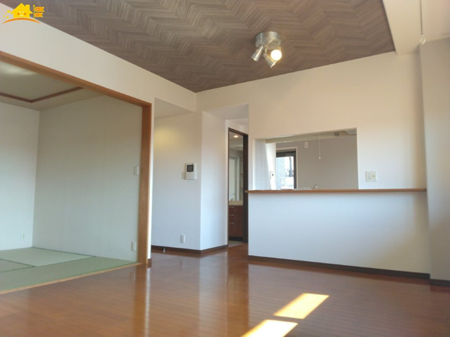 【居間・リビング】 | サーパス新井町 | 日当たりの良い明るいリビングで家族との大切な時間が過ごせますね！