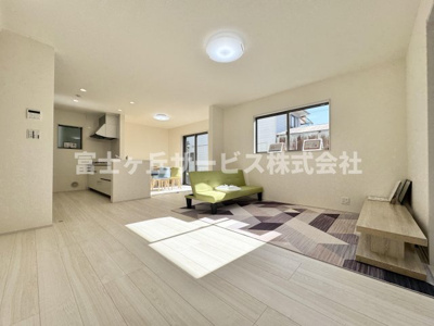 【居間・リビング】 | 静岡市葵区新伝馬3丁目 新築一戸建て 1号棟 | リビングダイニングです