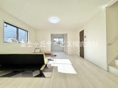 【居間・リビング】 | 静岡市葵区新伝馬3丁目 新築一戸建て 1号棟 | リビングです