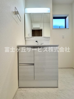 【独立洗面台】 | 静岡市葵区新伝馬3丁目 新築一戸建て 1号棟 | 朝の身支度に便利な独立洗面台です