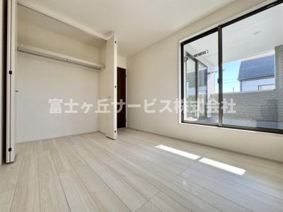 【洋室】 | 静岡市葵区新伝馬3丁目 新築一戸建て 1号棟 | バルコニーに面した洋室です