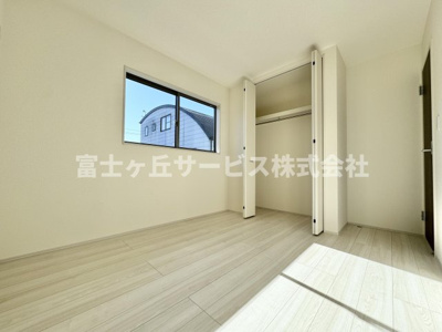 【洋室】 | 静岡市葵区新伝馬3丁目 新築一戸建て 1号棟 | 収納もある洋室です
