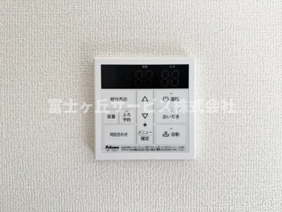 【発電・温水設備】 | 静岡市葵区新伝馬3丁目 新築一戸建て 1号棟 | リビングからも操作ができて便利です