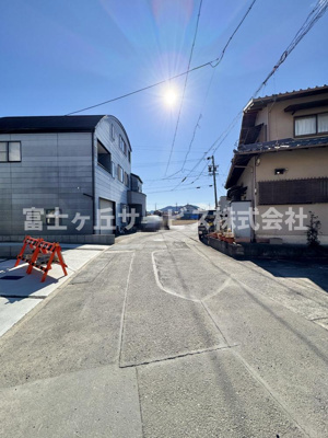 【前面道路含む現地写真】 | 静岡市葵区新伝馬3丁目 新築一戸建て 1号棟 | 前面道路含む現地写真です