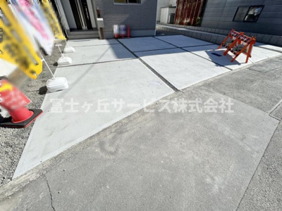 【駐車場】 | 静岡市葵区新伝馬3丁目 新築一戸建て 1号棟 | 車種により3台駐車可能です