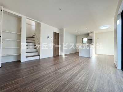 【居間・リビング】 | 静岡市葵区新伝馬3丁目 新築一戸建て 2号棟 | リビングダイニングです