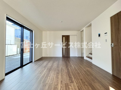 【居間・リビング】 | 静岡市葵区新伝馬3丁目 新築一戸建て 2号棟 | リビングです