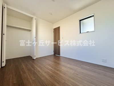 【洋室】 | 静岡市葵区新伝馬3丁目 新築一戸建て 2号棟 | 1Fにある洋室です