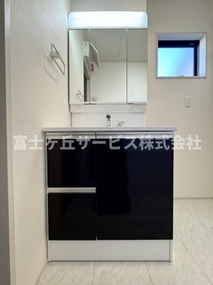 【独立洗面台】 | 静岡市葵区新伝馬3丁目 新築一戸建て 2号棟 | 朝の身支度に便利な独立洗面台です