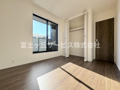 【洋室】 | 静岡市葵区新伝馬3丁目 新築一戸建て 2号棟 | バルコニーに面した洋室です