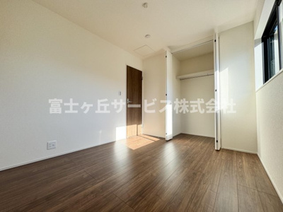 【洋室】 | 静岡市葵区新伝馬3丁目 新築一戸建て 2号棟 | 収納もある洋室です