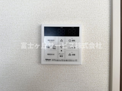 【発電・温水設備】 | 静岡市葵区新伝馬3丁目 新築一戸建て 2号棟 | リビングからも操作ができて便利です