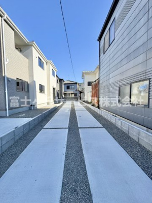 【駐車場】 | 静岡市葵区新伝馬3丁目 新築一戸建て 2号棟 | 車種により3台駐車可能です