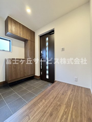 【玄関】 | 静岡市葵区新伝馬3丁目 新築一戸建て 2号棟 | 収納もある玄関です