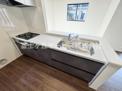 【キッチン】 | 静岡市葵区新伝馬3丁目 新築一戸建て 2号棟 | 広々としていてお料理がしやすいキッチンです