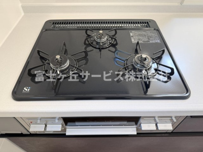 【その他】 | 静岡市葵区新伝馬3丁目 新築一戸建て 2号棟 | 3口コンロがあります