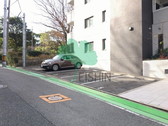 ロワイヤルＭ福岡空港ステーションの駐車場