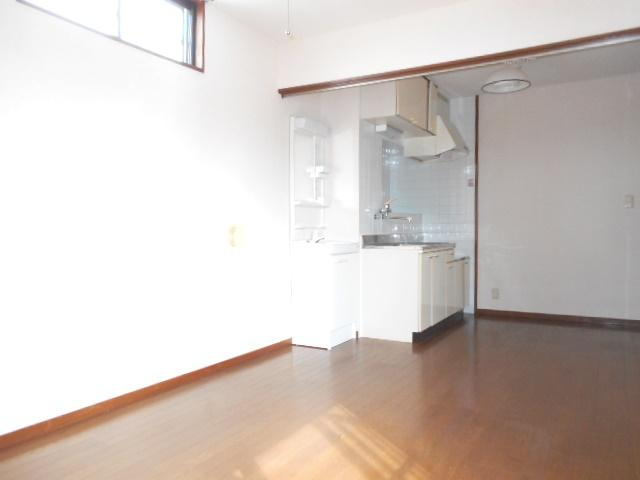 ヴィラアルテミスの居間・リビング|こちらの居間で趣味の時間をお楽しみください