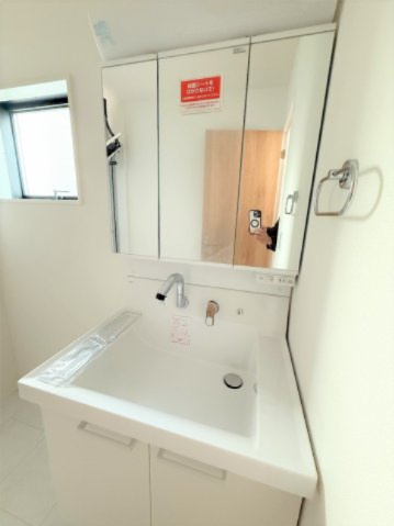 【独立洗面台】 | 【仲介手数料２９０万円が無料！！】■１０２平米■４ＬＤＫ■南道路面で陽当り良好 | 諸費用２９０万円ＯＦＦ！
家計応援サービスの限界に挑戦中！
■南道路面で陽当り良好
■１０２平米
■４ＬＤＫ＋車庫＋ロフト
■高断熱住宅
■省エネ性能ラベル
■内覧可能