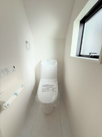 【トイレ】 | 【仲介手数料２９０万円が無料！！】■１０２平米■４ＬＤＫ■南道路面で陽当り良好 | 諸費用２９０万円ＯＦＦ！
家計応援サービスの限界に挑戦中！
■南道路面で陽当り良好
■１０２平米
■４ＬＤＫ＋車庫＋ロフト
■高断熱住宅
■省エネ性能ラベル
■内覧可能