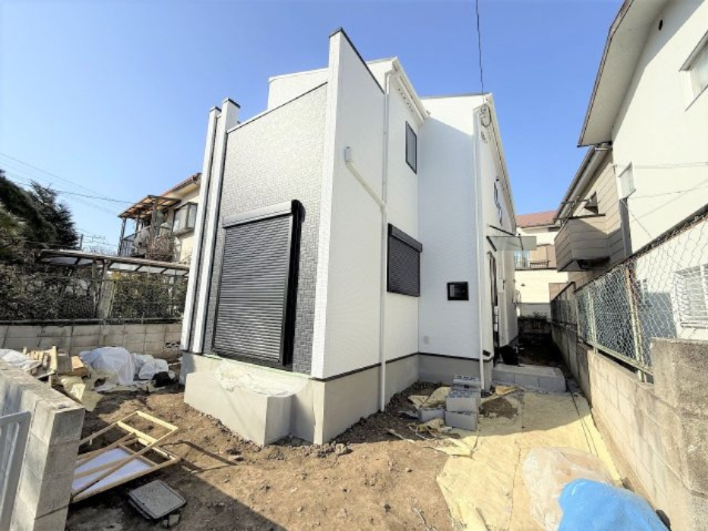 【外観】 | 【仲介手数料２９０万円が無料！！】■１０２平米■４ＬＤＫ■南道路面で陽当り良好 | 決算特別キャンペーン！
家計応援の限界に挑戦中！
詳細は「諸費用」欄をご確認下さい！
■南道路面で陽当り良好
■１０２平米
■４ＬＤＫ＋車庫＋ロフト
■高断熱住宅
■省エネ性能ラベル
■内覧可能