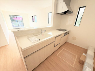 【キッチン】 | 【仲介手数料２９０万円が無料！！】■１０２平米■４ＬＤＫ■南道路面で陽当り良好 | 決算特別キャンペーン！
家計応援の限界に挑戦中！
詳細は「諸費用」欄をご確認下さい！
■南道路面で陽当り良好
■１０２平米
■４ＬＤＫ＋車庫＋ロフト
■高断熱住宅
■省エネ性能ラベル
■内覧可能