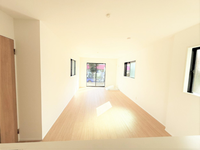 【居間・リビング】 | 【仲介手数料２９０万円が無料！！】■１０２平米■４ＬＤＫ■南道路面で陽当り良好 | 決算特別キャンペーン！
家計応援の限界に挑戦中！
詳細は「諸費用」欄をご確認下さい！
■南道路面で陽当り良好
■１０２平米
■４ＬＤＫ＋車庫＋ロフト
■高断熱住宅
■省エネ性能ラベル
■内覧可能