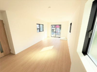 【居間・リビング】 | 【仲介手数料２９０万円が無料！！】■１０２平米■４ＬＤＫ■南道路面で陽当り良好 | 決算特別キャンペーン！
諸費用２９０万円ＯＦＦ！
家計応援サービスの限界に挑戦中！
■南道路面で陽当り良好
■１０２平米
■４ＬＤＫ＋車庫＋ロフト
■高断熱住宅
■省エネ性能ラベル
■内覧可能