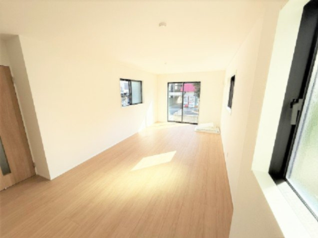 【居間・リビング】 | 【仲介手数料２９０万円が無料！！】■１０２平米■４ＬＤＫ■南道路面で陽当り良好 | 決算特別キャンペーン！
諸費用２９０万円ＯＦＦ！
家計応援サービスの限界に挑戦中！
■南道路面で陽当り良好
■１０２平米
■４ＬＤＫ＋車庫＋ロフト
■高断熱住宅
■省エネ性能ラベル
■内覧可能