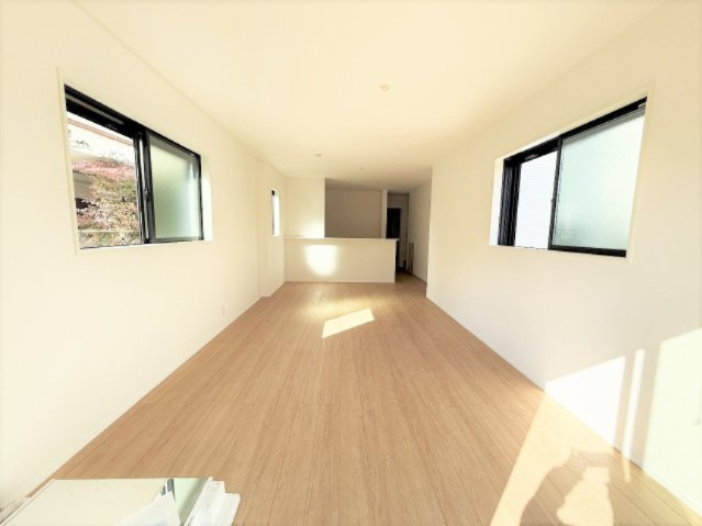 【居間・リビング】 | 【仲介手数料２９０万円が無料！！】■１０２平米■４ＬＤＫ■南道路面で陽当り良好 | 諸費用２９０万円ＯＦＦ！
家計応援サービスの限界に挑戦中！
■南道路面で陽当り良好
■１０２平米
■４ＬＤＫ＋車庫＋ロフト
■高断熱住宅
■省エネ性能ラベル
■内覧可能