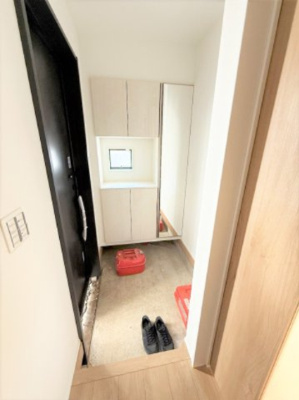 【玄関】 | 【仲介手数料２９０万円が無料！！】■１０２平米■４ＬＤＫ■南道路面で陽当り良好 | 諸費用２９０万円ＯＦＦ！
家計応援サービスの限界に挑戦中！
■南道路面で陽当り良好
■１０２平米
■４ＬＤＫ＋車庫＋ロフト
■高断熱住宅
■省エネ性能ラベル
■内覧可能