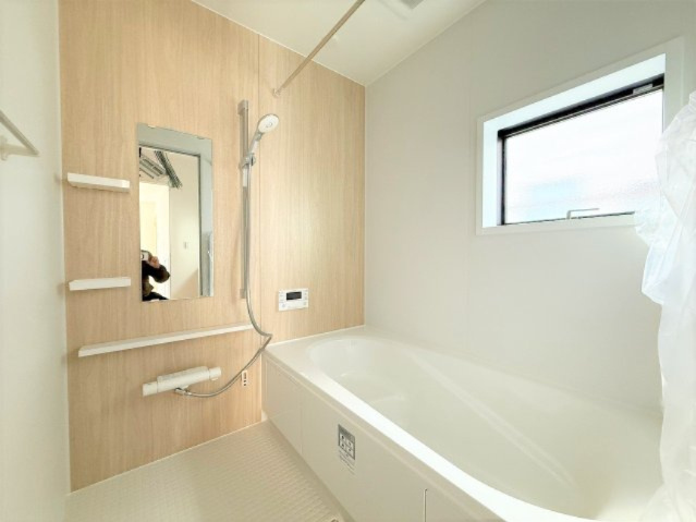 【浴室】 | 【仲介手数料２９０万円が無料！！】■１０２平米■４ＬＤＫ■南道路面で陽当り良好 | 諸費用２９０万円ＯＦＦ！
家計応援サービスの限界に挑戦中！
■南道路面で陽当り良好
■１０２平米
■４ＬＤＫ＋車庫＋ロフト
■高断熱住宅
■省エネ性能ラベル
■内覧可能