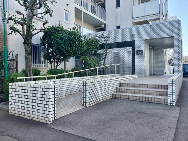 コープ野村浦和２号棟のエントランス