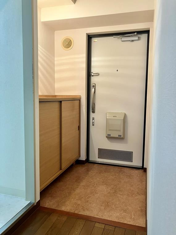 コープ野村浦和２号棟の玄関
