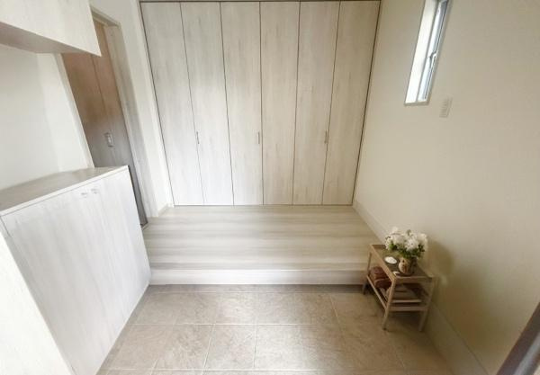 【玄関】 | 玄関ホールは居室から独立しており、プライバシーが守られやすい構造です。収納スペースも確保されているため、散らかりがちな靴をすっきりと片付けられ、急な来客時も安心です。