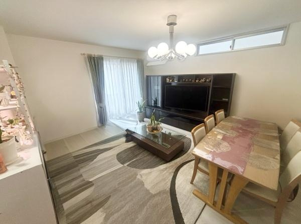 【居間・リビング】 | 【LDK】
ゆったりとした広々リビング、ご家族みんなでまったりとくつろげます♪
※床暖房完備