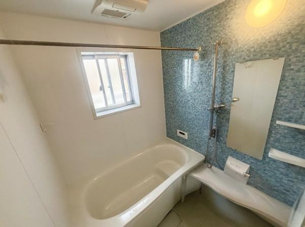 【浴室】 | 窓付きで換気良好なバスルームは、清潔感のあるグリーンがアクセント。