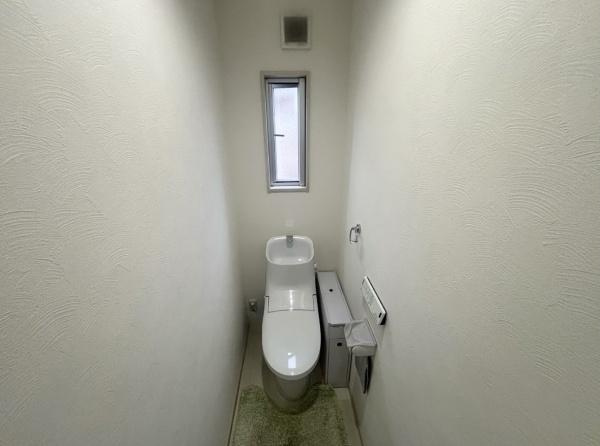 【トイレ】 | 1階と2階の2箇所にトイレを完備しています。朝の忙しい時間帯の混雑を緩和できるほか、夜間に階段を上り下りする必要がなく、ご家族皆様が快適に安心して暮らせる設計です。