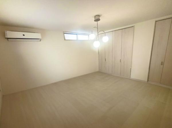 【寝室】 | 約8帖の洋室です♪